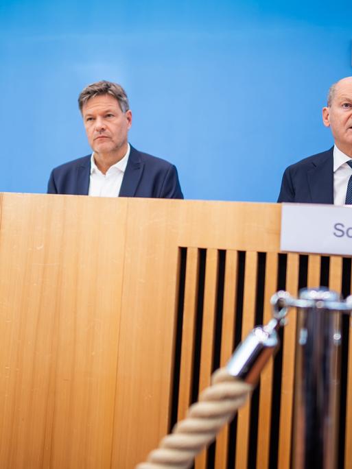 Bundeskanzler Olaf Scholz, Robert Habeck, Bundesminister für Wirtschaft und Klimaschutz, und Christian Lindner, Bundesminister der Finanzen, nehmen an einer Pressekonferenz zum Haushaltsplan 2025 teil.