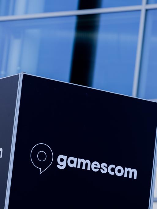 Köln: Ein Schriftzug der Gamescom prangt auf einem Schild an der Messe im Vorfeld der Gamescom.