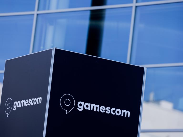 Köln: Ein Schriftzug der Gamescom prangt auf einem Schild an der Messe im Vorfeld der Gamescom.
