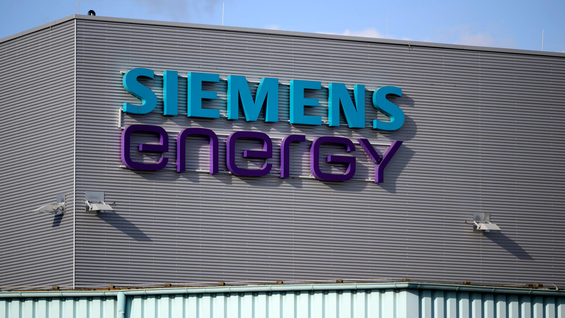Das Logo der Firma Siemens Energy am Standort des Unternehmens in Nürnberg. 