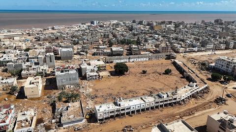 Libyen, Darna: Die überschwemmte Stadt Darna. Allein in der besonders schwer getroffenen Hafenstadt Darna sind mehr als 30.000 Menschen obdachlos geworden.