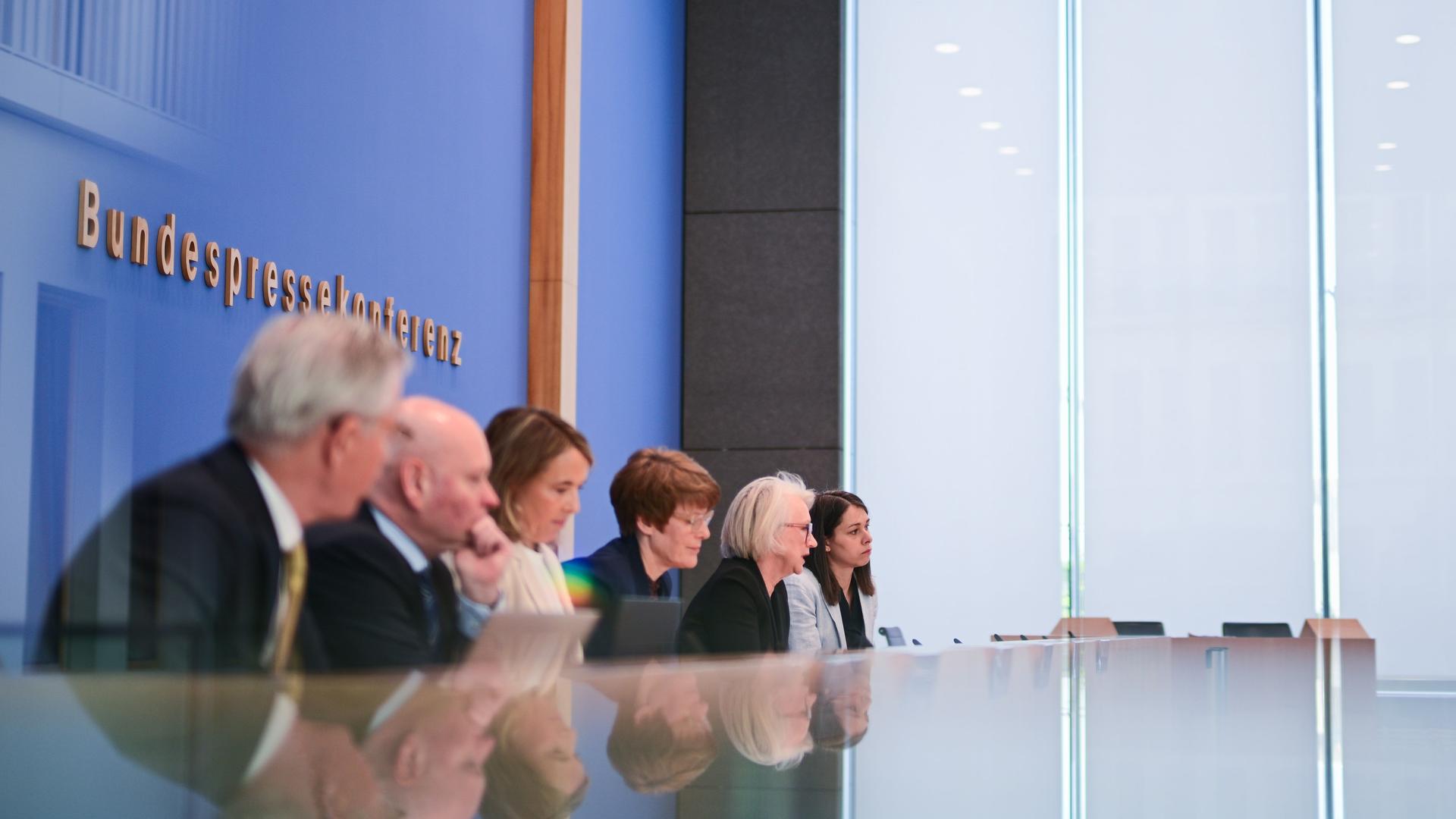 Die Wirtschaftsweisen sitzen während der Vorstellung des Frühjahrsgutachtens des Sachverständigenrates Wirtschaft in der Bundespressekonferenz. Die Wirtschaftsweisen sitzen während der Vorstellung des Frühjahrsgutachtens des Sachverständigenrates Wirtschaft in der Bundespressekonferenz.
