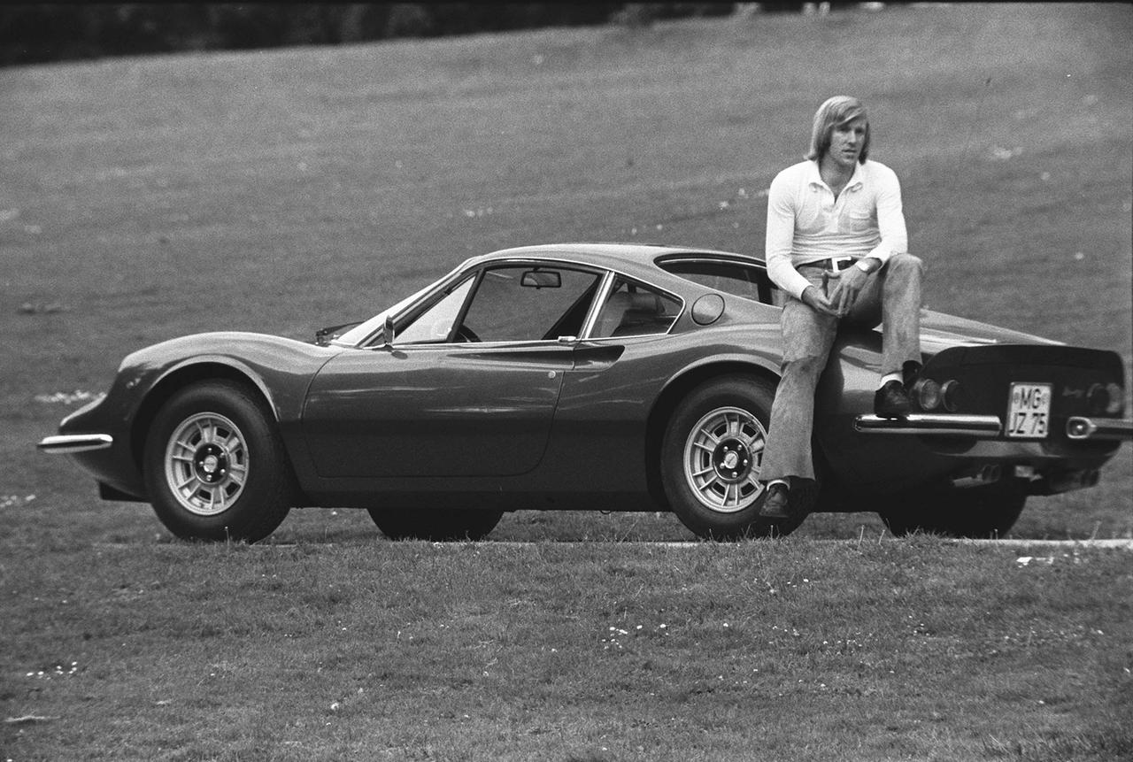 Fußballstar Günter Netzer mit seinem Dino Ferrari 