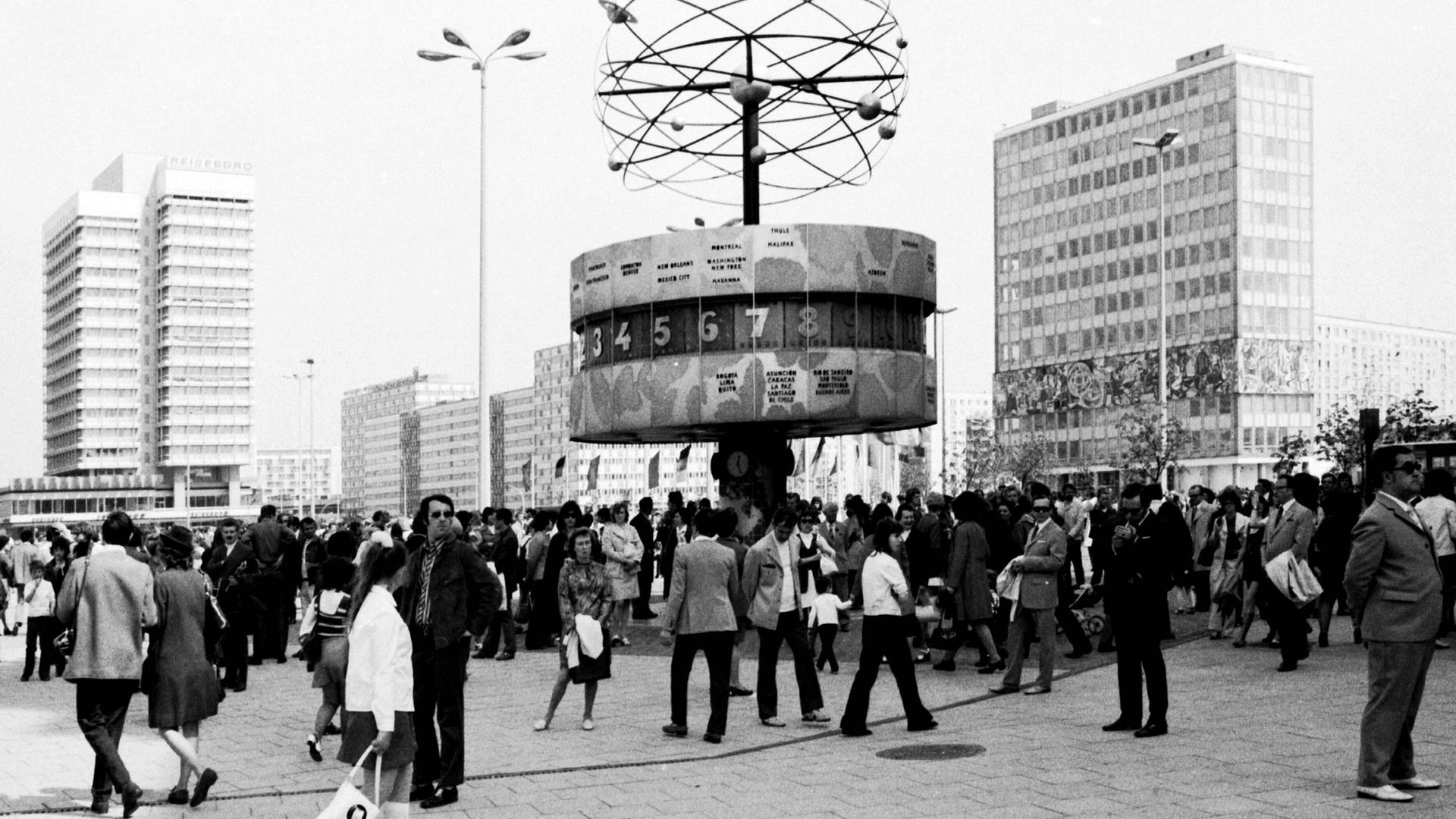 Weltzeituhr auf dem Alexanderplatz in Ost-Berlin 1973: Die Uhr war und ist noch immer ein beliebter Treffpunkt.