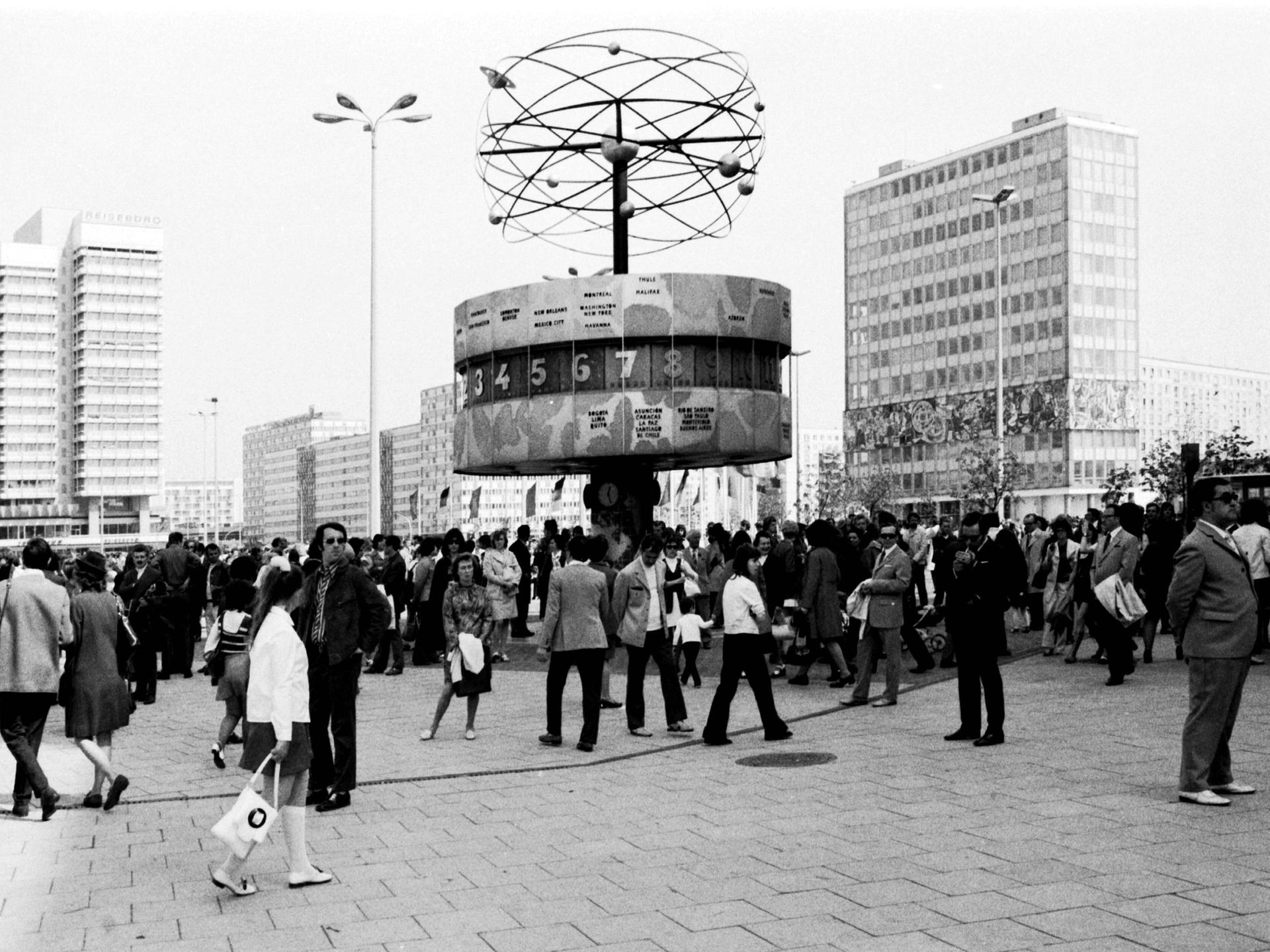 Weltzeituhr auf dem Alexanderplatz in Ost-Berlin 1973: Die Uhr war und ist noch immer ein beliebter Treffpunkt.