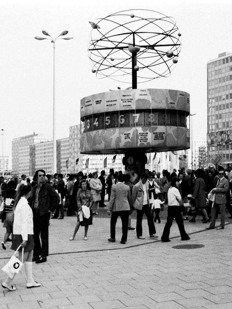 Weltzeituhr auf dem Alexanderplatz in Ost-Berlin 1973: Die Uhr war und ist noch immer ein beliebter Treffpunkt.