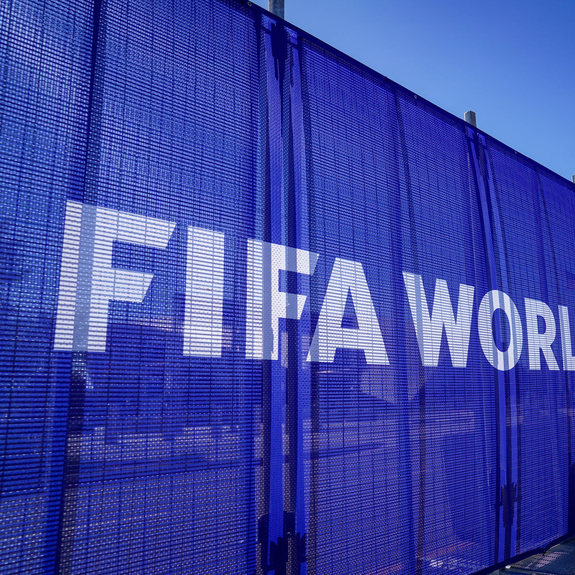 Auf einem blauen Banner steht in großen Buchstaben "Fifa World Cup 2026"