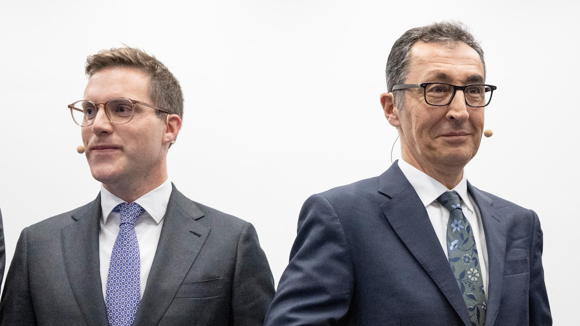 Die Spitzenkandidaten zur Landtagswahl in Baden-Württemberg, Manuel Hagel (CDU, l), und Cem Özdemir (Bündnis 90/Die Grünen) sitzen bei einer Veranstaltung auf der Bühne. 