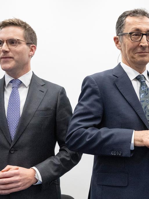 Die Spitzenkandidaten zur Landtagswahl in Baden-Württemberg, Manuel Hagel (CDU, l), und Cem Özdemir (Bündnis 90/Die Grünen) sitzen bei einer Veranstaltung auf der Bühne. 