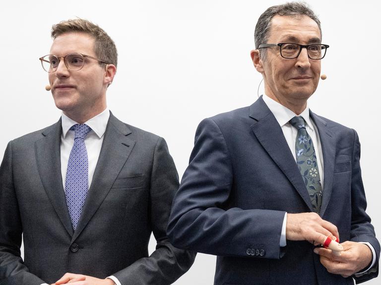 Die Spitzenkandidaten zur Landtagswahl in Baden-Württemberg, Manuel Hagel (CDU, l), und Cem Özdemir (Bündnis 90/Die Grünen) sitzen bei einer Veranstaltung auf der Bühne. 