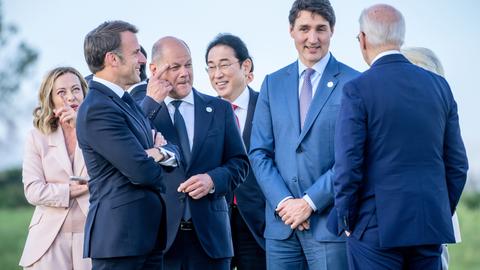 Giorgia Meloni (l-r), Ministerpräsidentin von Italien, Emmanuel Macron, Präsident von Frankreich, Bundeskanzler Olaf Scholz (SPD), Fumio Kishida, Ministerpräsident von Japan, Justin Trudeau, Premierminister von Kanada, und US-Präsident Joe Biden, stehen beieinander beim Gipfeltreffen der G7-Staaten. Die Staats- und Regierungschefs aus den sieben Industrienationen USA, Kanada, Großbritannien, Frankreich, Italien, Deutschland und Japan treffen sich unter der Gastgeberschaft von Italien in Borgo Egnazia bei Bari zu ihrem jährlichen G7 Gipfel.