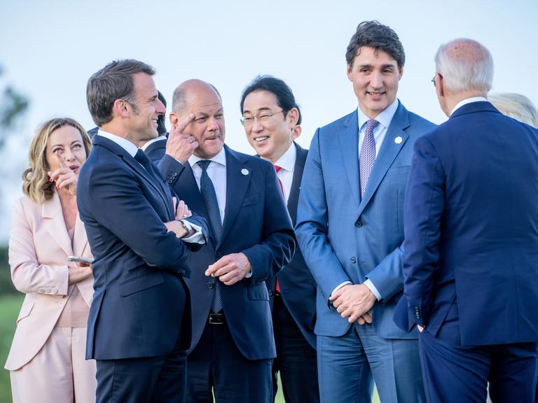 Giorgia Meloni (l-r), Ministerpräsidentin von Italien, Emmanuel Macron, Präsident von Frankreich, Bundeskanzler Olaf Scholz (SPD), Fumio Kishida, Ministerpräsident von Japan, Justin Trudeau, Premierminister von Kanada, und US-Präsident Joe Biden, stehen beieinander beim Gipfeltreffen der G7-Staaten. Die Staats- und Regierungschefs aus den sieben Industrienationen USA, Kanada, Großbritannien, Frankreich, Italien, Deutschland und Japan treffen sich unter der Gastgeberschaft von Italien in Borgo Egnazia bei Bari zu ihrem jährlichen G7 Gipfel.