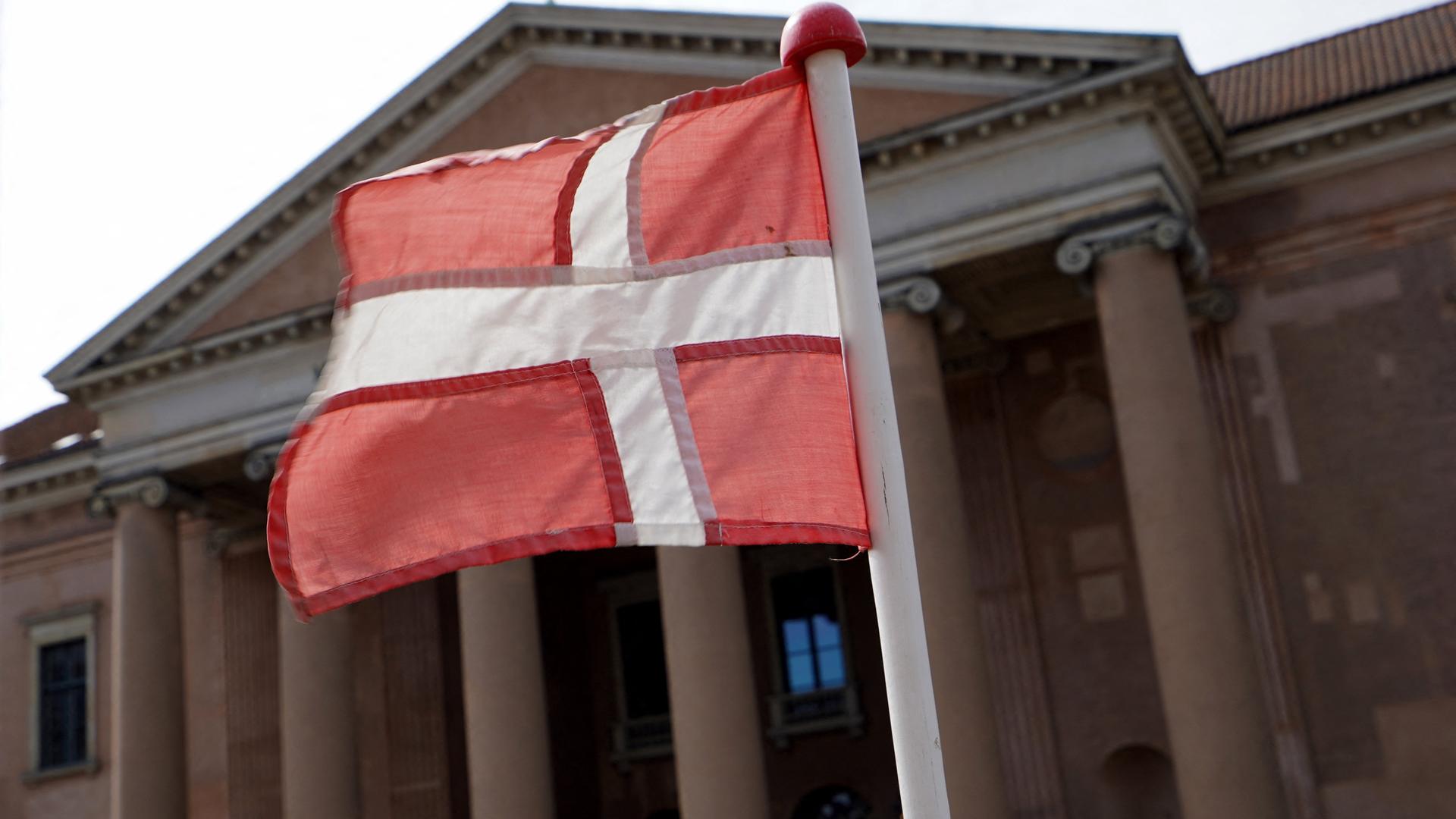 Eine dänische Flagge weht vor dem Gerichtsgebäude in Kopenhagen in Dänemark.
