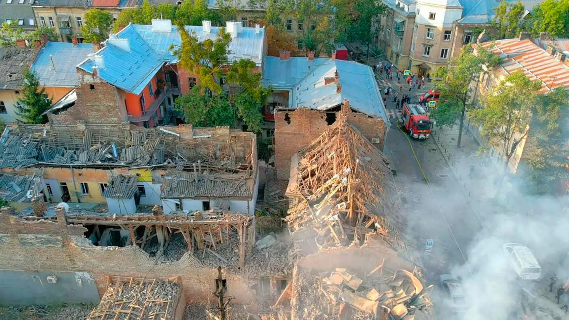 Luftbild auf ein zerbombtes Wohnhaus in der Stadt Lwiw in der Westukraine. 