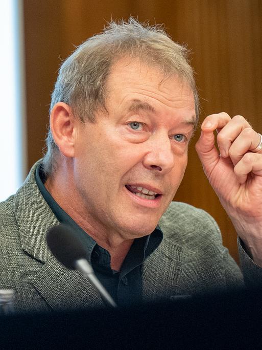 Helmuth Feilke spricht an einem Mikrofon