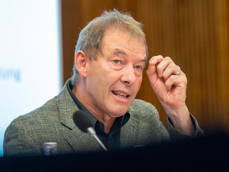 Helmuth Feilke spricht an einem Mikrofon