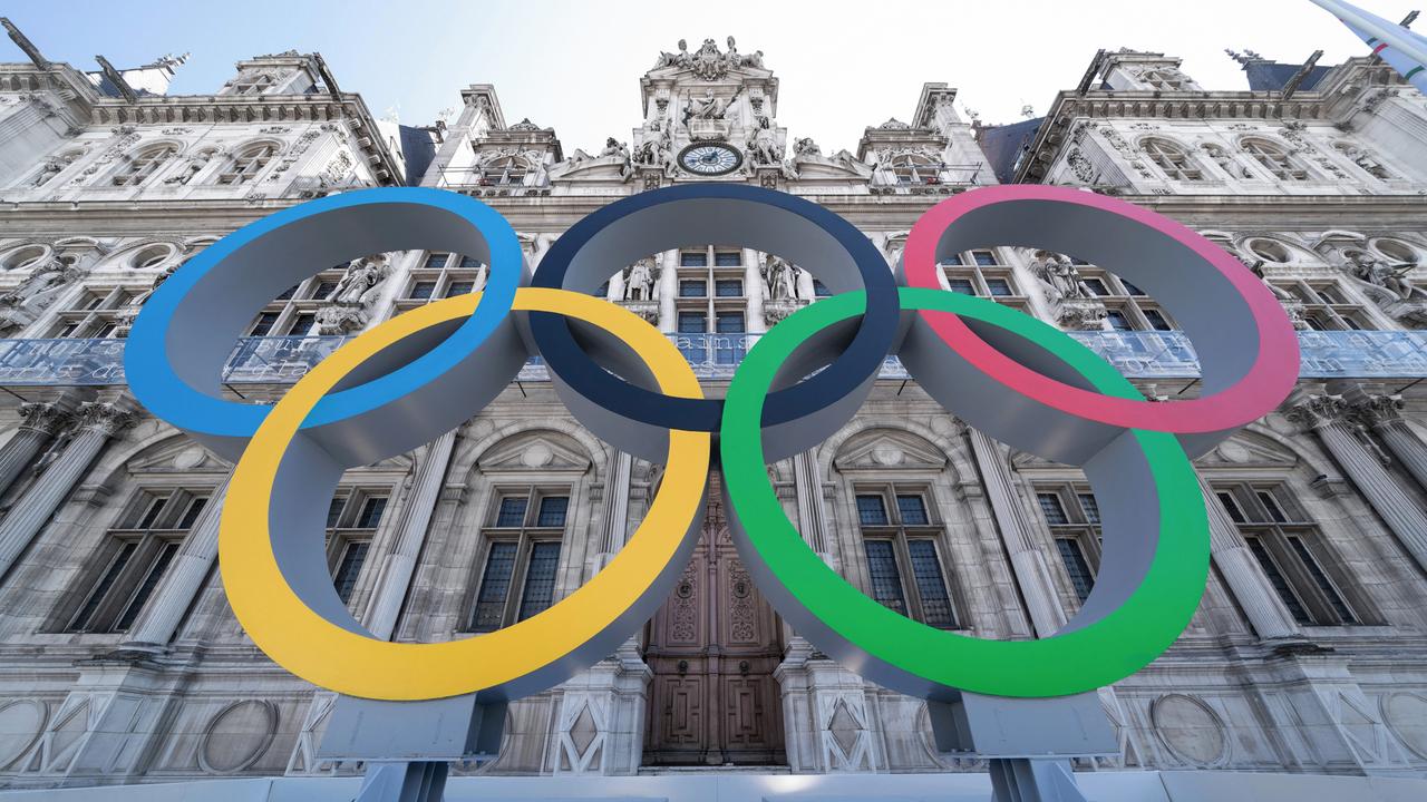 Olympische Ringe zu den Sommerspielen 2024 vor dem Hôtel de Ville, dem Rathaus von Paris.