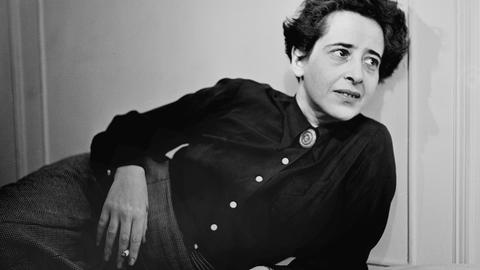 Porträt der in Deutschland geborenen amerikanischen Philosophin, Theoretikerin und Autorin Hannah Arendt, 1949. Porträt der in Deutschland geborenen amerikanischen Philosophin, Theoretikerin und Autorin Hannah Arendt, 1949.