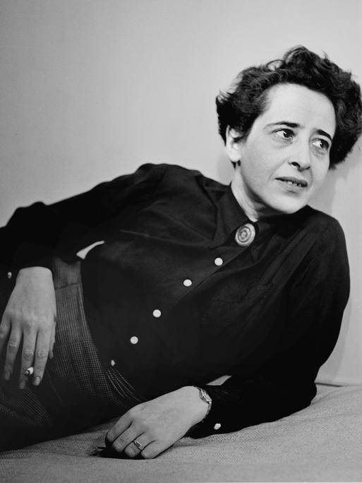 Porträt der in Deutschland geborenen amerikanischen Philosophin, Theoretikerin und Autorin Hannah Arendt, 1949. 