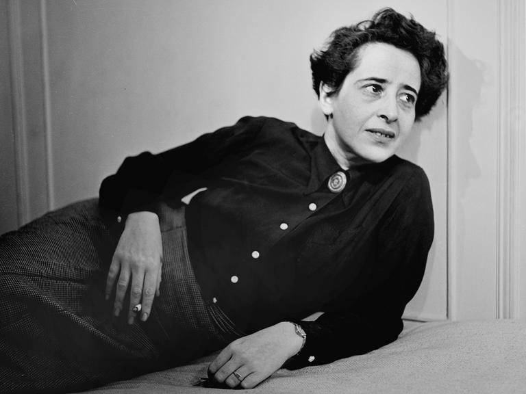 Porträt der in Deutschland geborenen amerikanischen Philosophin, Theoretikerin und Autorin Hannah Arendt, 1949. 
