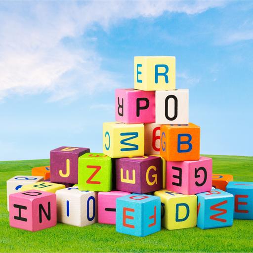 Buchstabenklötze bunt auf einem Haufen vor einem Landschaftshintergrund