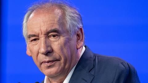 Der französische Politiker François Bayrou hält eine Rede.
