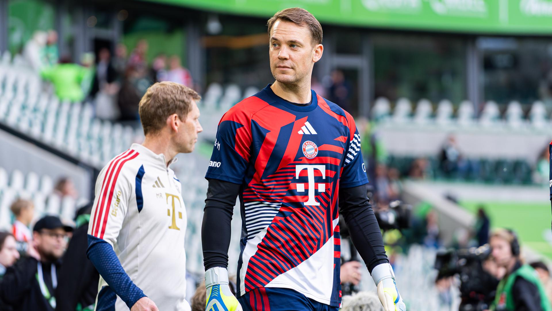 Fußball-Torwart Manuel Neuer beim Aufwärmen