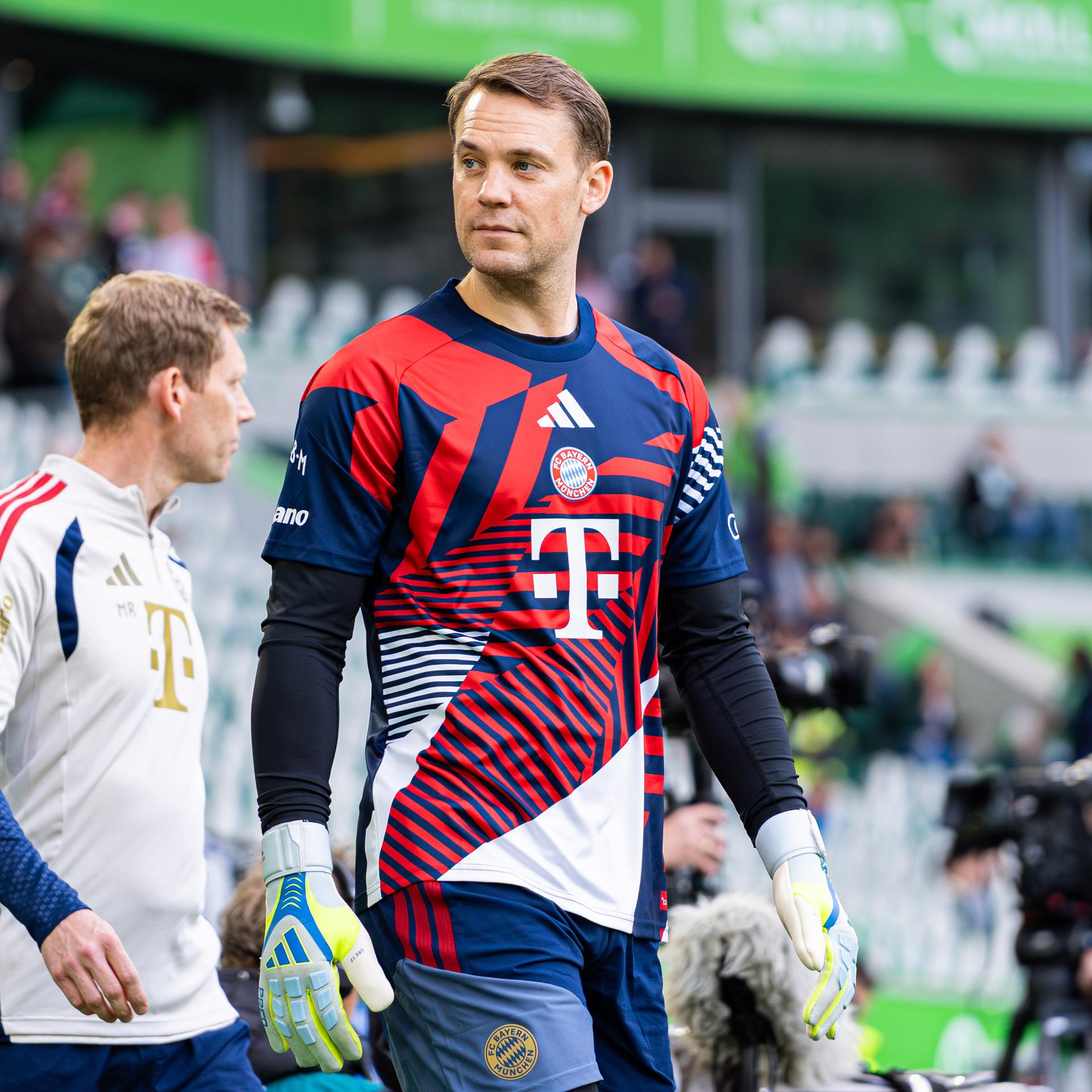 Fußball-Torwart Manuel Neuer beim Aufwärmen