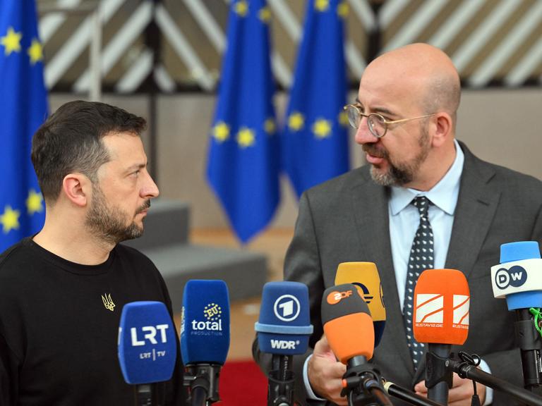 Der ukrainische Präsident Selenskyj und der Präsident von dem Europäischen Rat, Michel, vor dem EU-Gipfel-Treffen 
