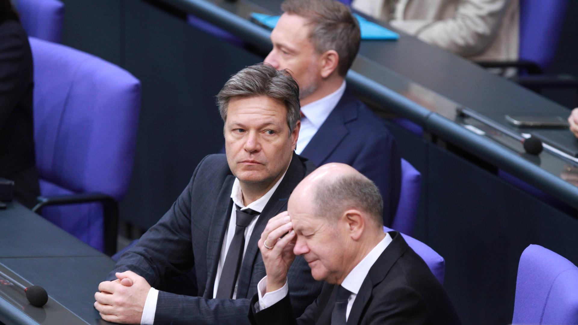 Foto zeigt: Olaf Scholz, Robert Habeck und Christian Lindner in mißvergnüglicher Pose während der 149. Sitzung im Deutschen Bundestag.