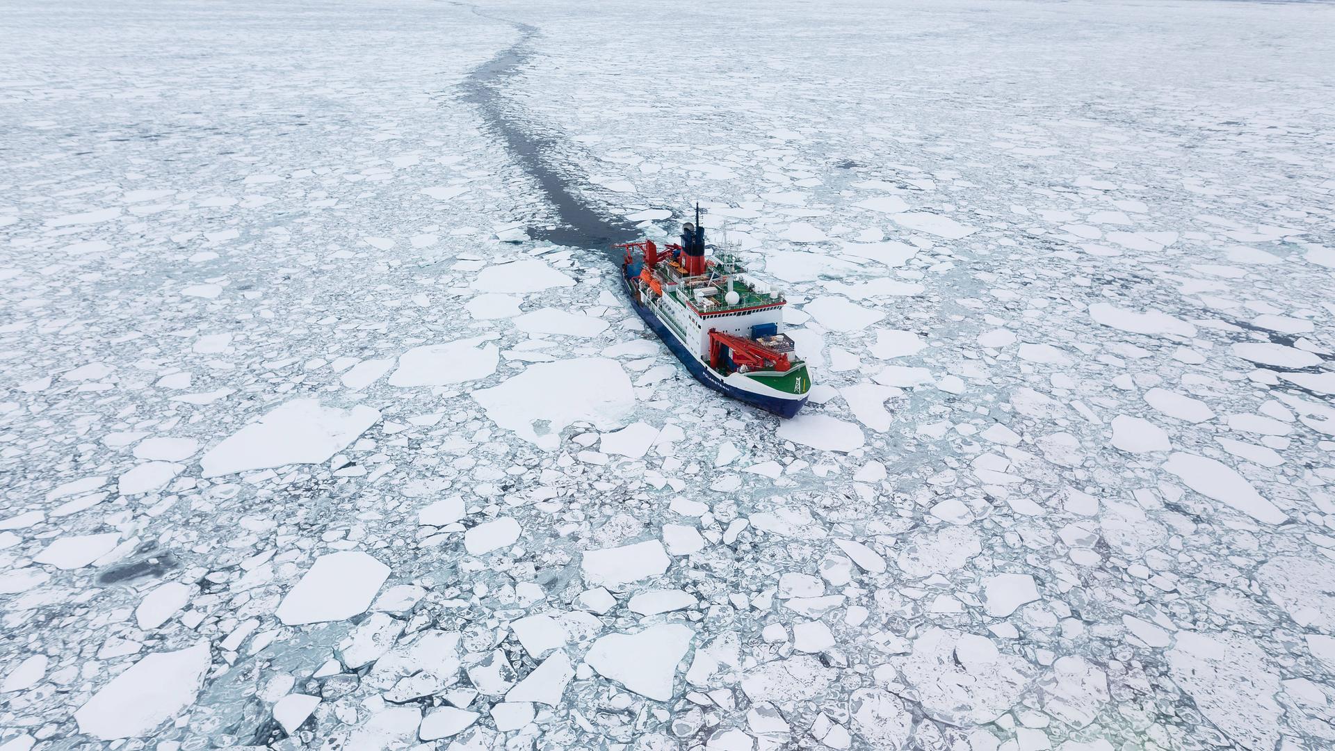 Das Forschungsschiff Polarstern fährt im arktischen Meer an großen Eisschollen vorbei. Das Forschungsschiff Polarstern fährt im arktischen Meer an großen Eisschollen vorbei.