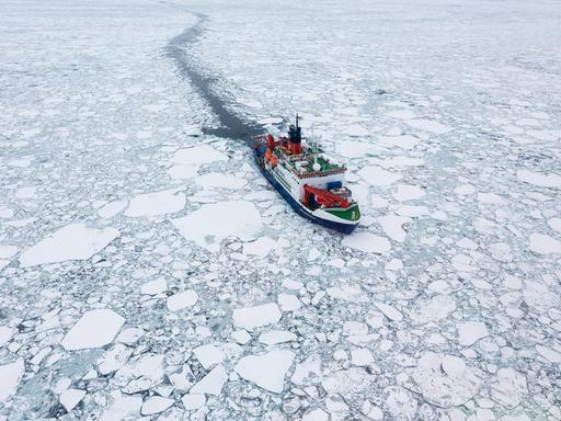 Das Forschungsschiff Polarstern fährt im arktischen Meer an großen Eisschollen vorbei. Das Forschungsschiff Polarstern fährt im arktischen Meer an großen Eisschollen vorbei.
