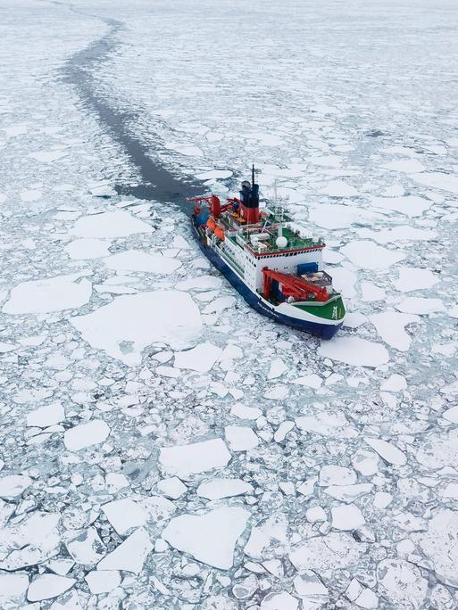 Das Forschungsschiff Polarstern fährt im arktischen Meer an großen Eisschollen vorbei. Das Forschungsschiff Polarstern fährt im arktischen Meer an großen Eisschollen vorbei.