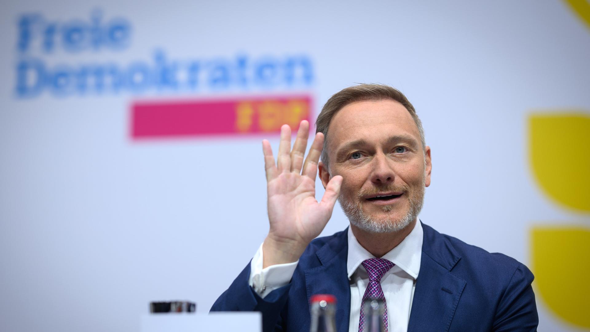 Christian Lindner, Bundesvorsitzender der FDP, sitzt beim 76. Ordentlichen Bundesparteitag der FDP. Christian Lindner, Bundesvorsitzender der FDP, sitzt beim 76. Ordentlichen Bundesparteitag der FDP.