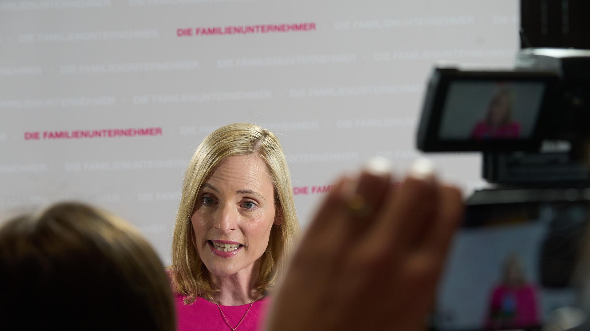 Marie-Christine Ostermann, Präsidentin von „Die Familienunternehmer“, gibt am Rande der Familienunternehmer-Tagen Medienvertretern ein Interview.