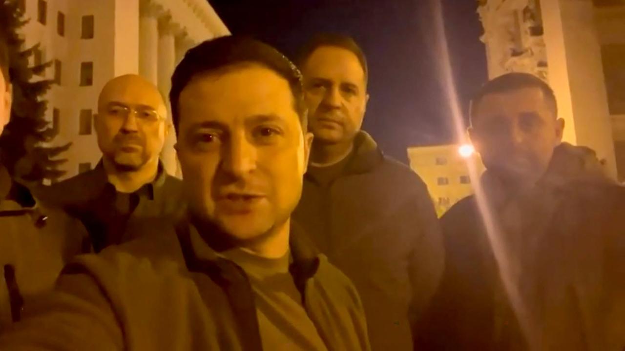 Videobotschaft des ukrainischen Präsidenten Selenskyj mit Mitgliedern der Regierung - offenbar aufgenommen im Regierungsviertel in Kiew.
