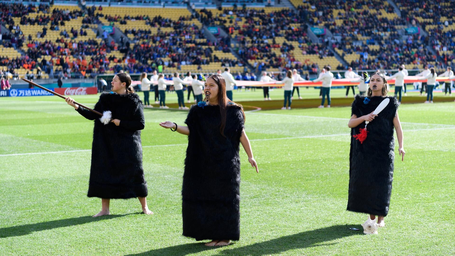 Maori-Frauen zeigen vor dem Viertelfinale Spaniens gegen die Niederlande eine traditionelle Darbietung.