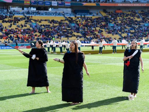 Maori-Frauen zeigen vor dem Viertelfinale Spaniens gegen die Niederlande eine traditionelle Darbietung.