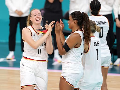 Die deutsche Basketballerin Marie Gülich klatscht mit Nyara Sabally vor einem Spiel ab. 