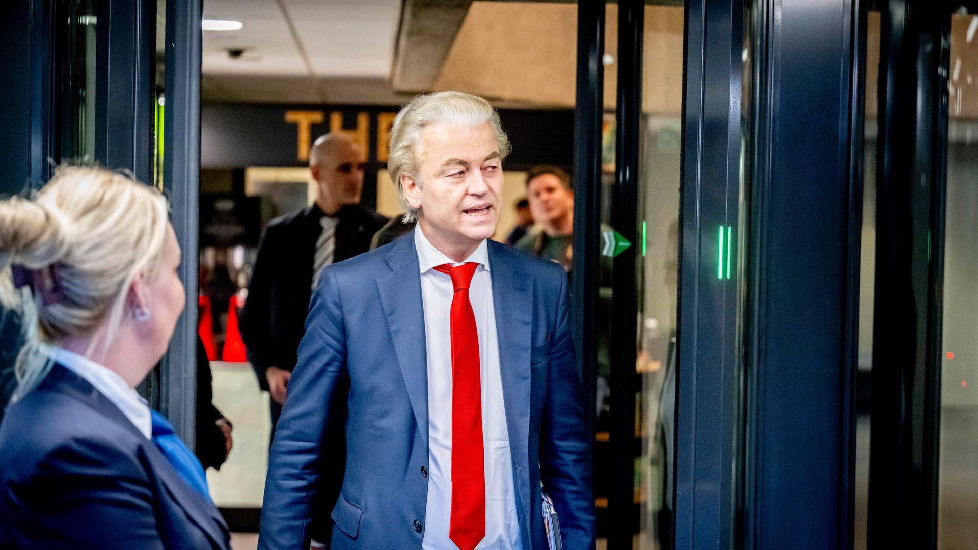 Den Haag: Geert Wilders kommt aus einem Gebäude. Den Haag: Geert Wilders kommt aus einem Gebäude.