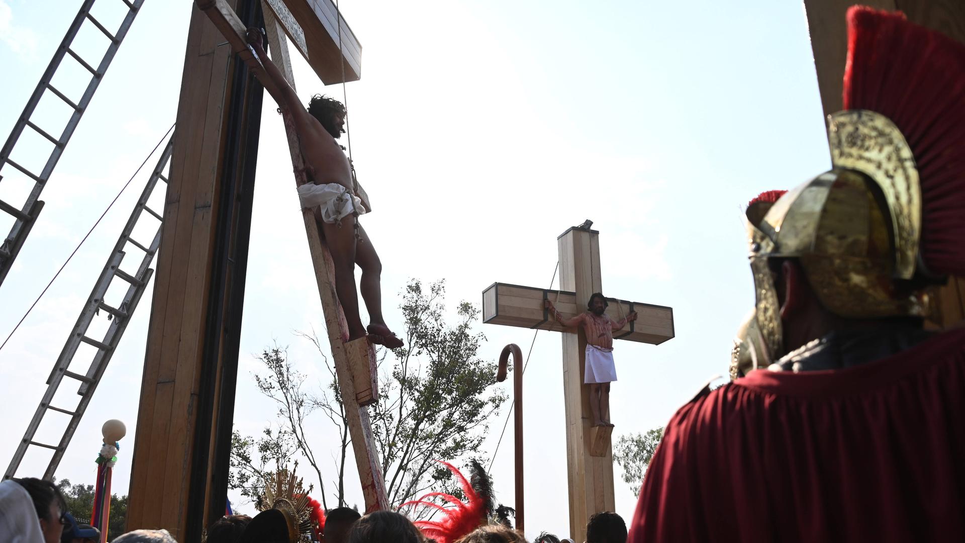 Passionsspiele in Mexiko: Jesus-Darsteller hängt am Kreuz.