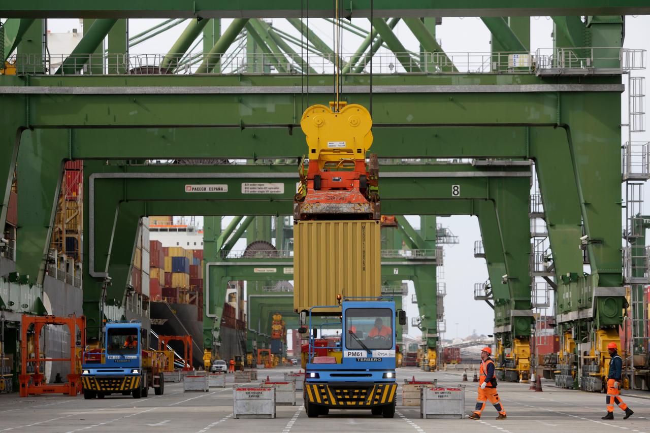 Container werden be- und entladen im Hafen von Sines