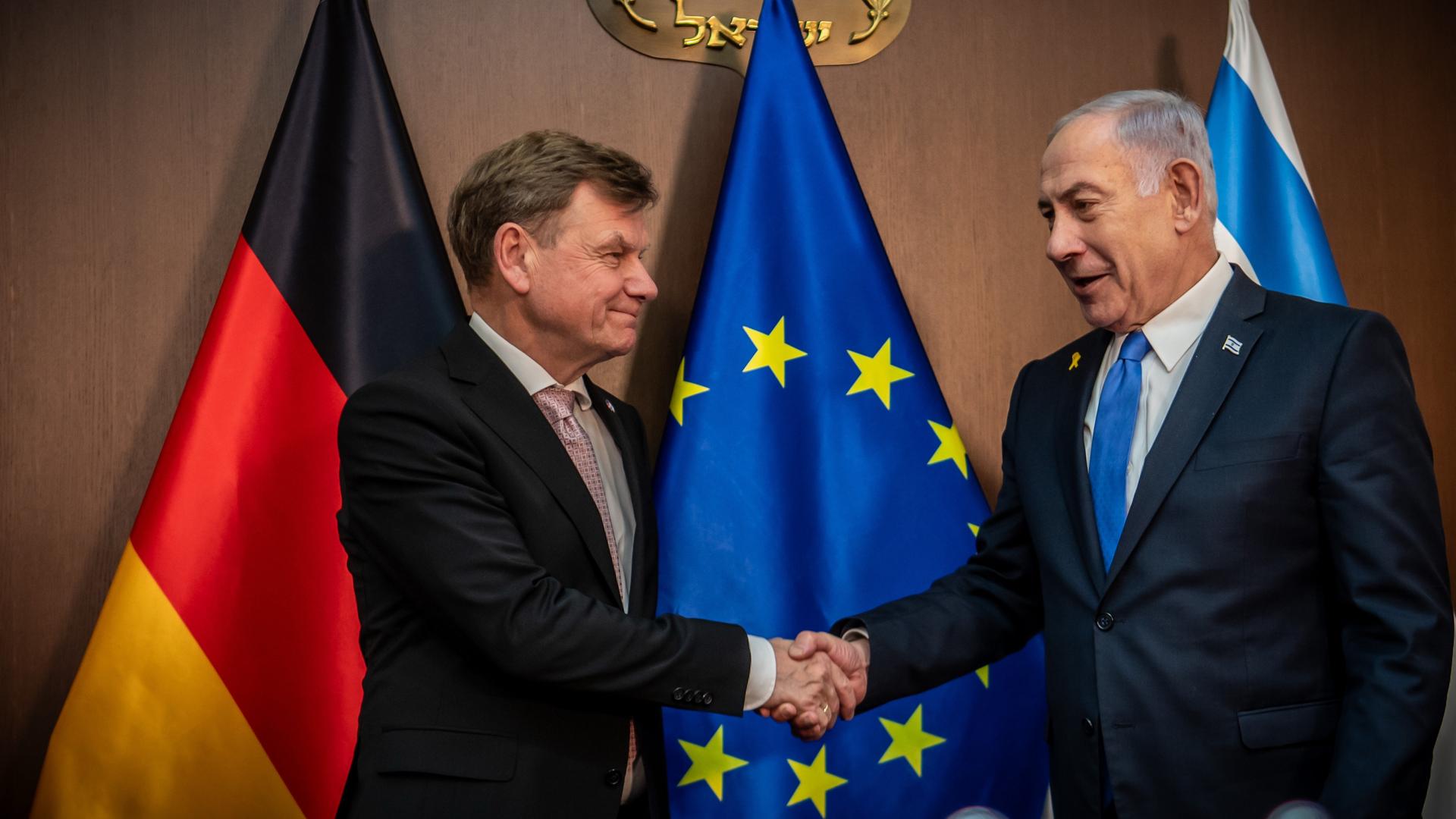 Johann Wadephul (l,CDU), Außenminister, steht neben Benjamin Netanjahu, Ministerpräsident von Israel nach einem Gespräch im Amtssitz des Regierungschefs. 