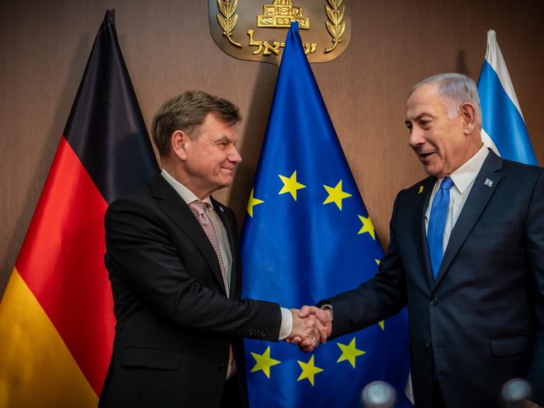 Johann Wadephul (l,CDU), Außenminister, steht neben Benjamin Netanjahu, Ministerpräsident von Israel nach einem Gespräch im Amtssitz des Regierungschefs. 