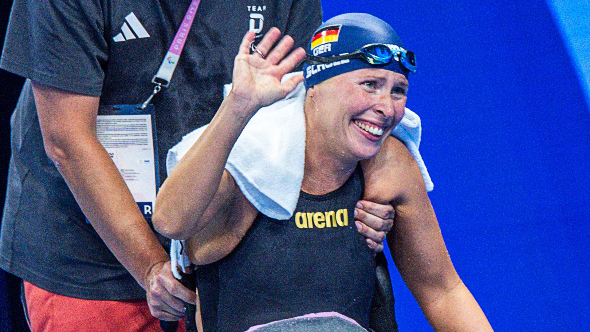 Paralympics in Paris: Schwimmerin Tanja Scholz vom deutschen Team jubelt nach ihrem Sieg und den Gewinn der Goldmedaille. Paralympics in Paris: Schwimmerin Tanja Scholz vom deutschen Team jubelt nach ihrem Sieg und den Gewinn der Goldmedaille.