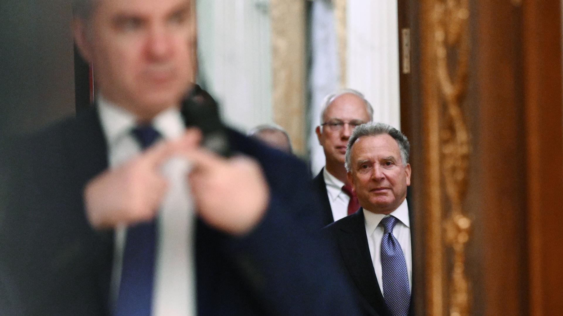 Das Foto zeigt den US-Sondergesandten Steve Witkoff und den Sonderbeauftragten des russischen Präsidenten für Investitionen und wirtschaftliche Zusammenarbeit mit dem Ausland, Kirill Dmitrijew (Archiv).