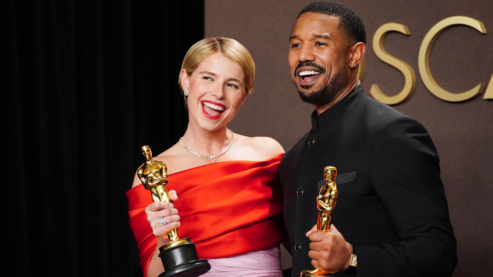 Jessie Buckley und Michael B. Jordan haben in diesem Jahr Oscars gewonnen als beste Haupt-Darsteller.