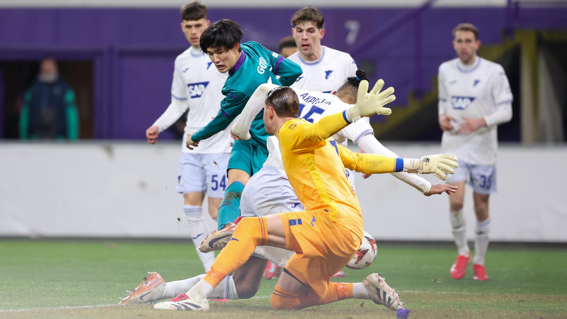 Fußballspieler kämpfen um den Ball.