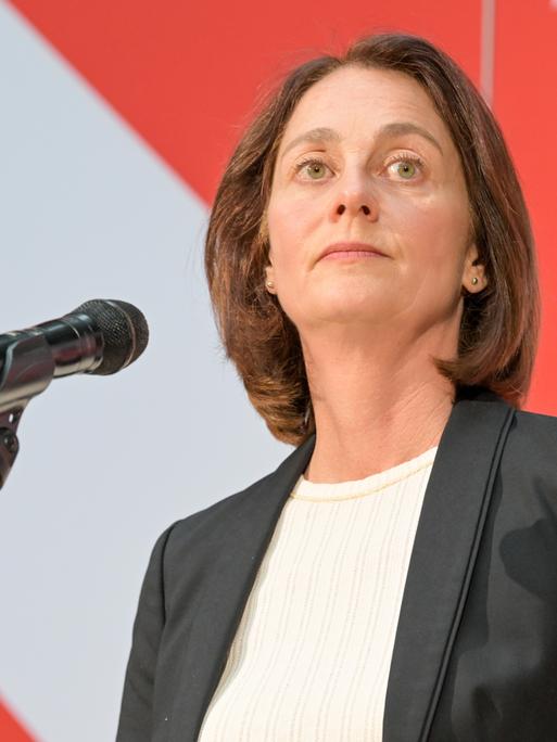 Katharina Barley an einem Mikrofon, nüchterner Gesichtsausdruck
