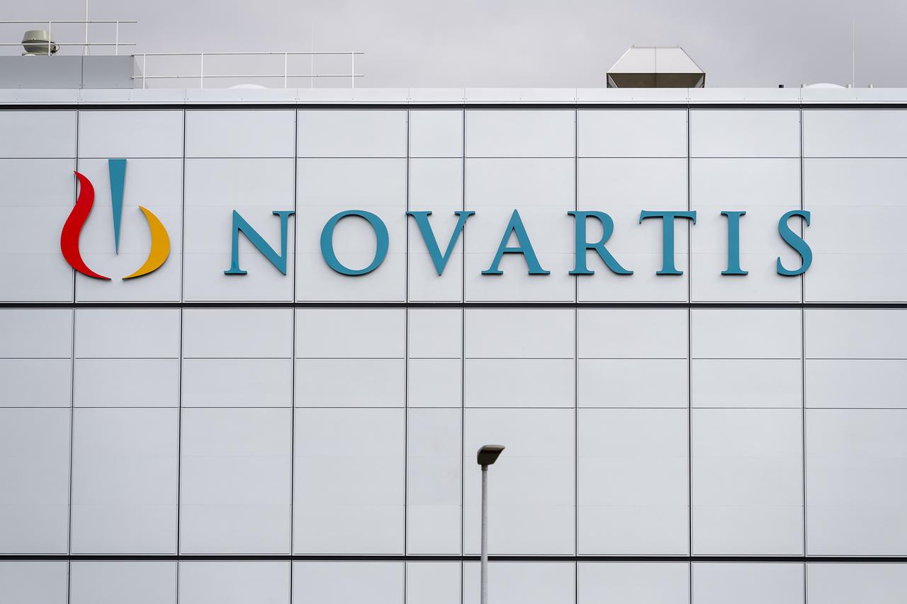 Schild der Firma Novartis an einer Fassade